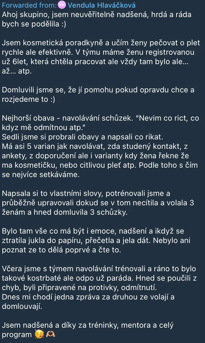 Snímek přeposlané zprávy Venduly Hlavářkové, kosmetické poradkyně, která popisuje úspěšný trénink navolávání schůzek.