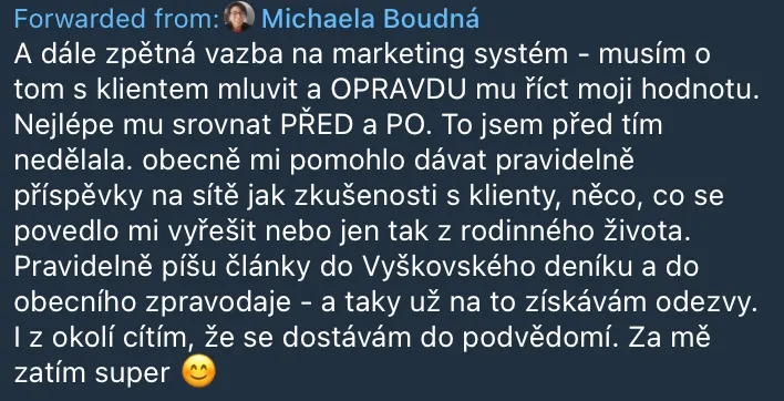 Snímek přeposlané zprávy Michaely Boudné se zpětnou vazbou na marketingový systém a psaní příspěvků a článků.
