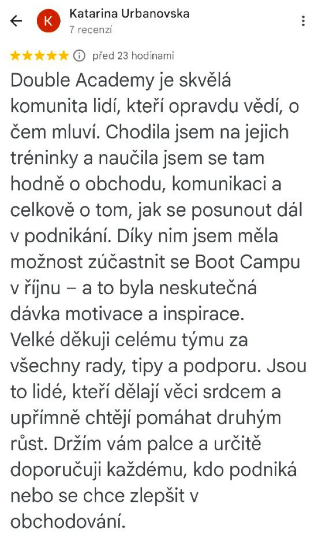 Snímek pětihvězdičkové Google recenze Katariny Urbanovské, která chválí tréninky a říjnový Boot Camp.
