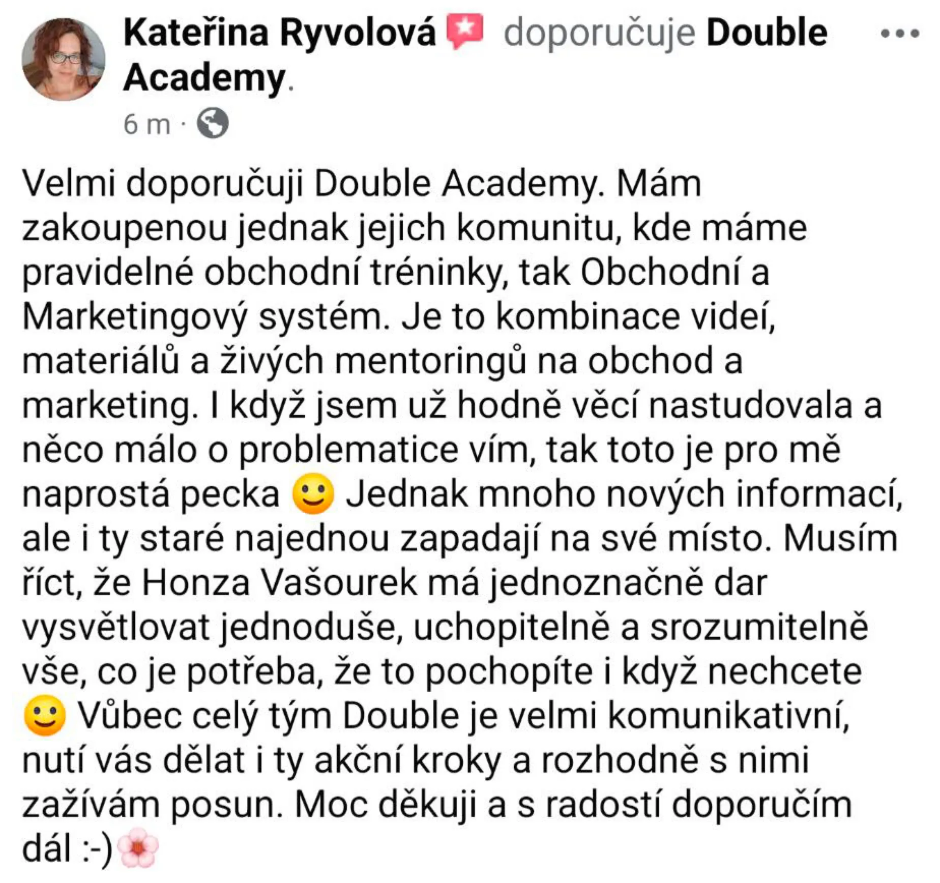 Snímek facebookového doporučení Kateřiny Ryvolové, která chválí komunitu, obchodní tréninky a Marketingový systém Double Academy.