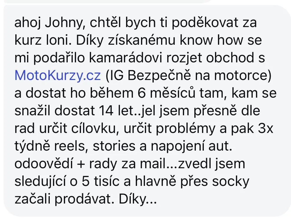 Snímek zprávy, v níž klient děkuje za kurz a popisuje, jak kamarád rozjel obchod s MotoKurzy.cz a zvýšil sledující o 5 tisíc.