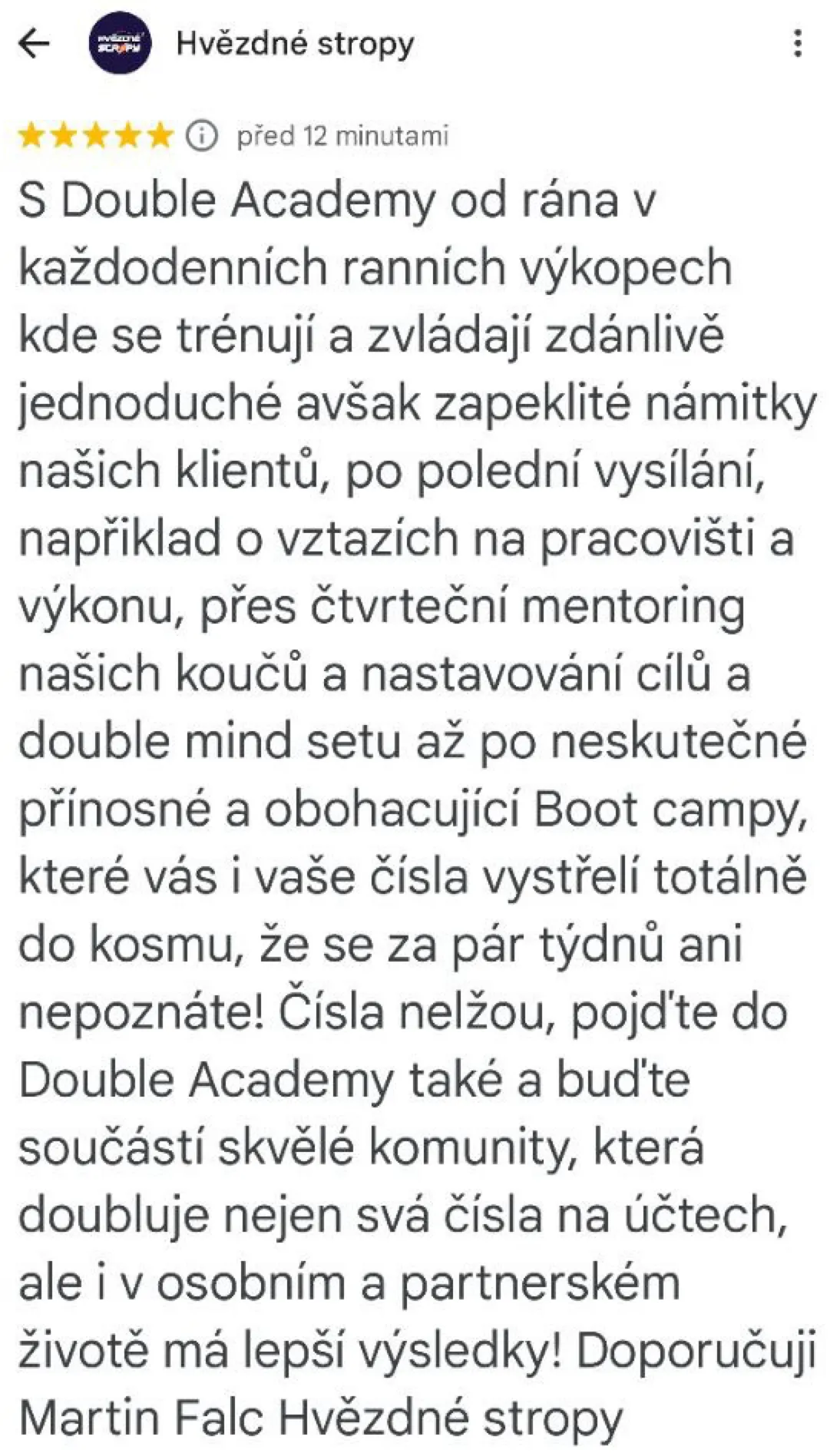 Snímek pětihvězdičkové Google recenze od Hvězdných stop, která chválí ranní výkopy, mentoring a Boot campy.