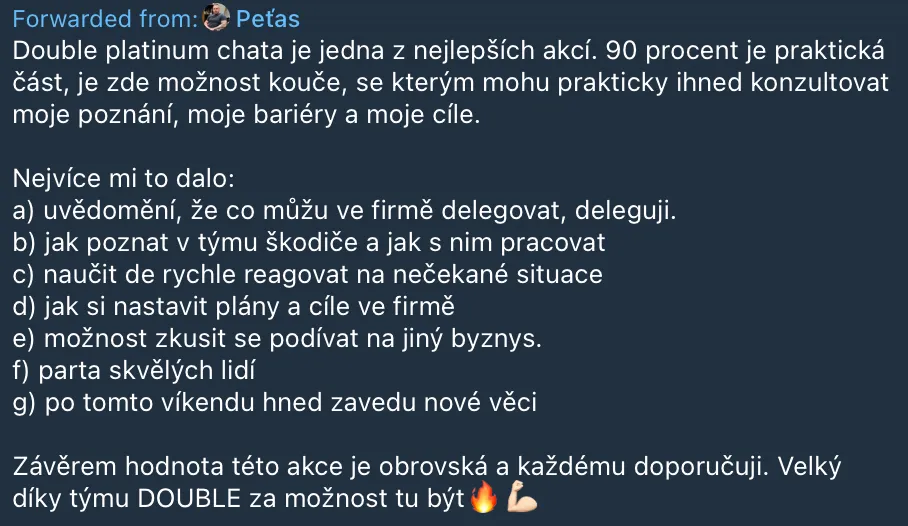 Snímek přeposlané zprávy, která chválí Double platinum chatu jako praktickou akci s koučem.